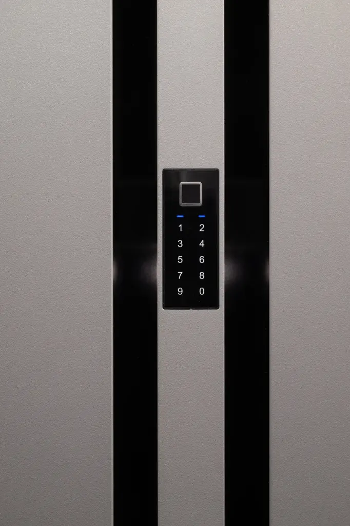 Fingerprint-Sensor mit beleuchtetem Zahlenfeld des Inosmart-Systems in einer grauen Haustür – Detailbild Inotherm